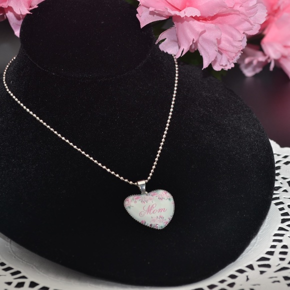 ‘♥️ Mom”- Mom Heart Pendant Necklace. - Picture 3 of 5